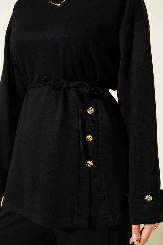 Ensemble deux pièces noir avec boutons et lacets sur le devant