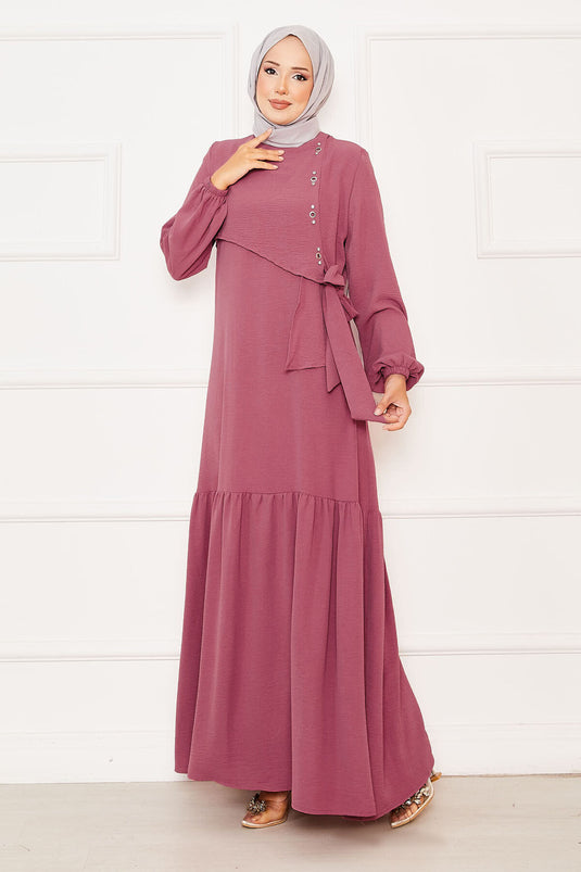 فستان وردي اللون بربطة عنق مع تفاصيل من الحساسية والحجر في الأمام