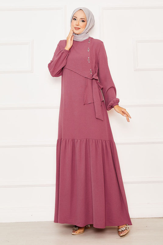 فستان وردي اللون بربطة عنق مع تفاصيل من الحساسية والحجر في الأمام