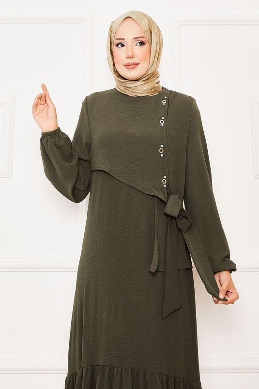 Khakifarbenes Kleid mit Bindeband und Aller- und Steindetail auf der Vorderseite