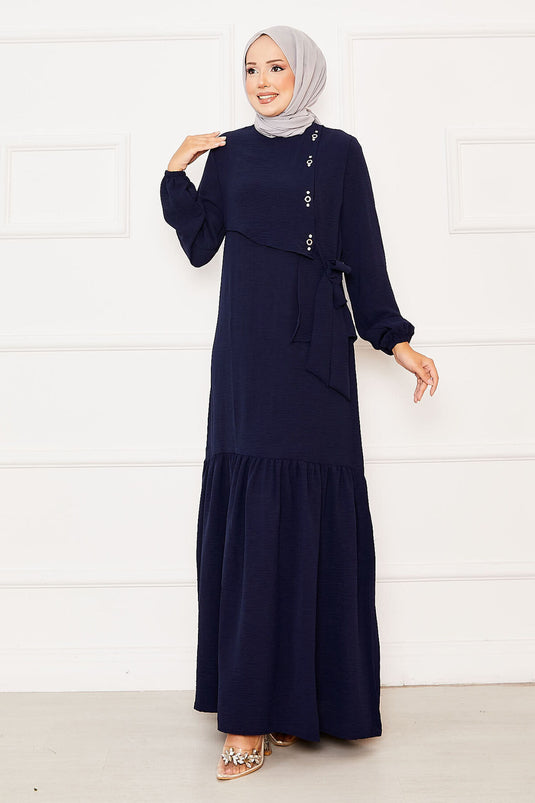 فستان أزرق داكن برباط للإغلاق مع تفاصيل أمامية وحجارة