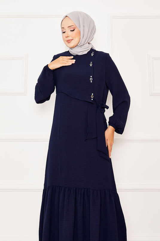 فستان أزرق داكن برباط للإغلاق مع تفاصيل أمامية وحجارة