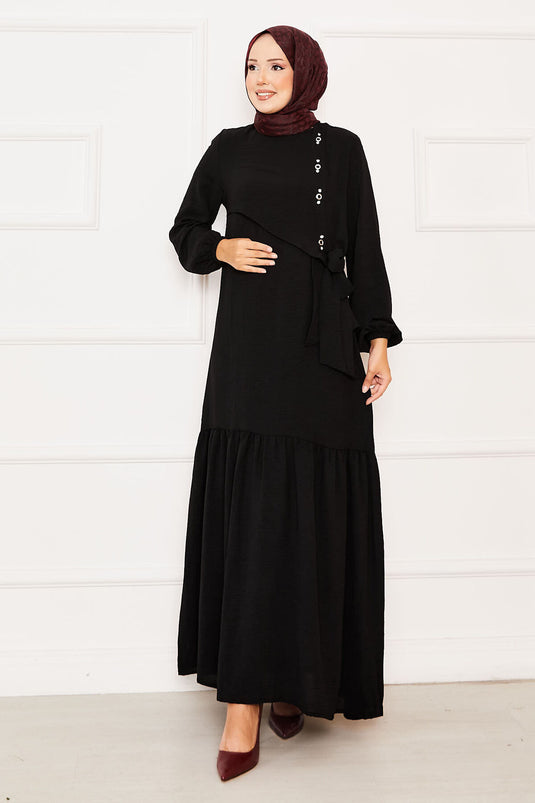 فستان أسود مربوط مع تفاصيل ألير وحجر في الأمام