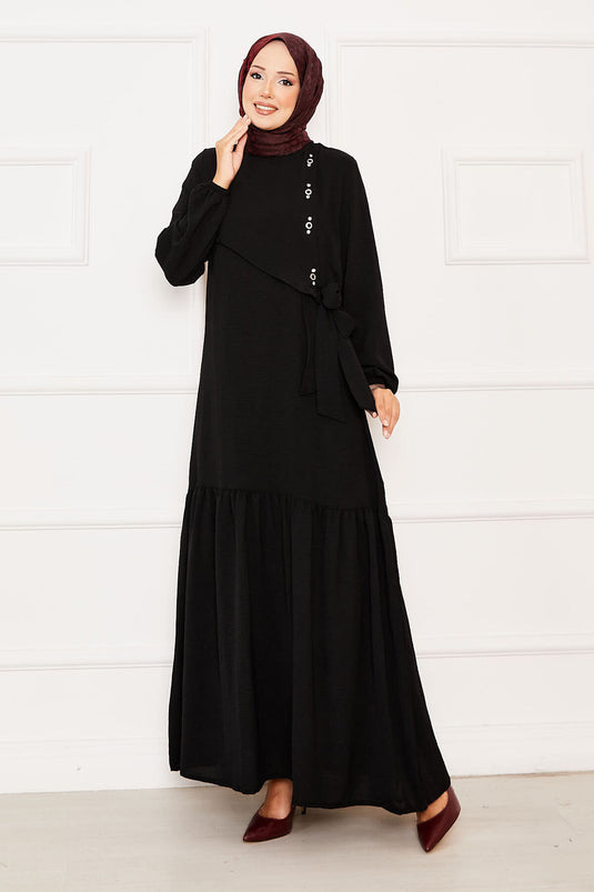 فستان أسود مربوط مع تفاصيل ألير وحجر في الأمام