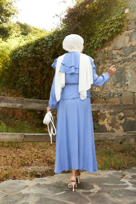 بدلة تنورة زرقاء فاتحة مع تفاصيل دانتيل أمامية