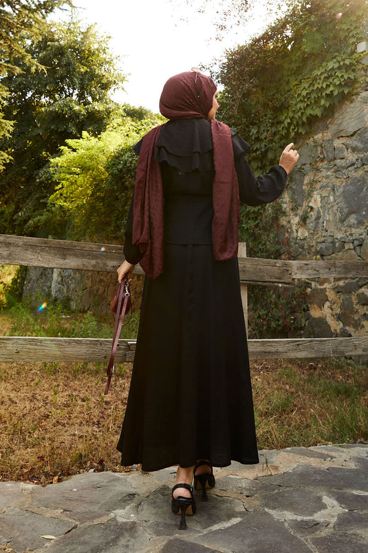 بدلة تنورة سوداء بتفاصيل دانتيل من الأمام