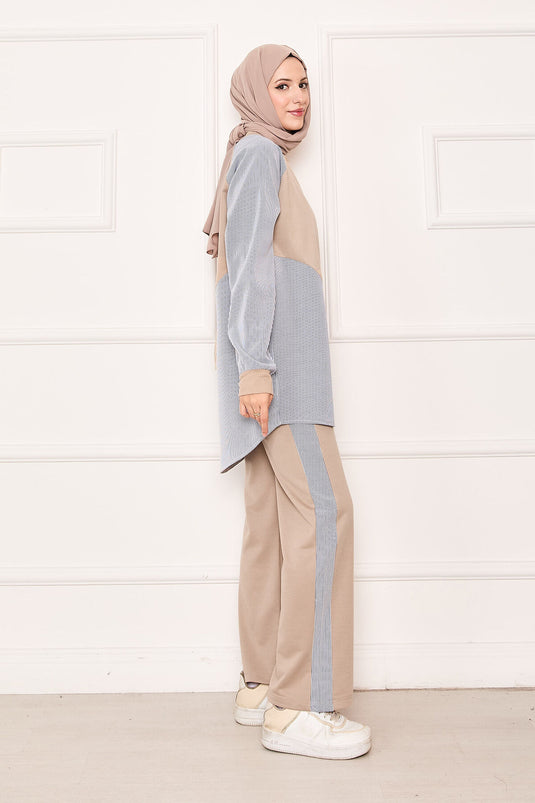 بدلة من قطعتين مع زخارف خطية غير متماثلة على الجهة الأمامية، لون بيج