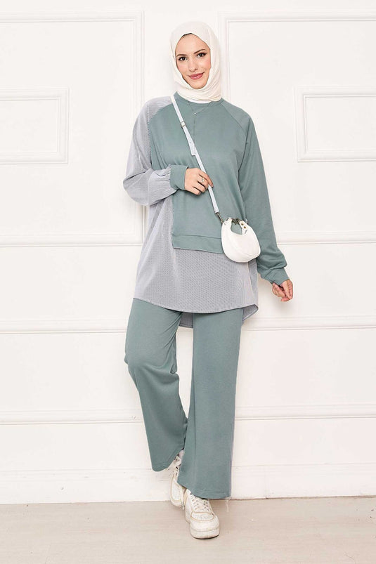 Ensemble deux pièces menthe avec garniture à rayures asymétriques sur le devant