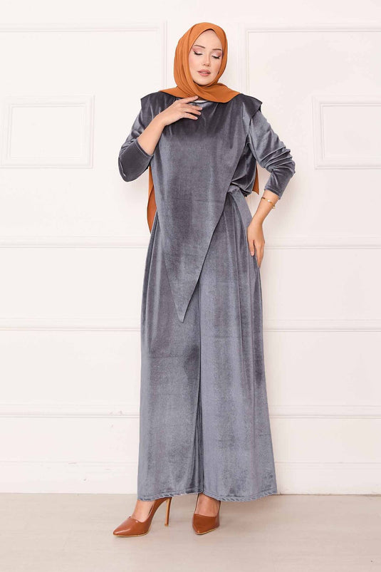 بدلة مخملية رمادية بتفاصيل أمامية غير متماثلة