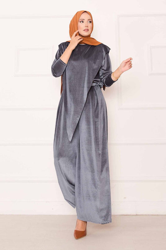 بدلة مخملية رمادية بتفاصيل أمامية غير متماثلة