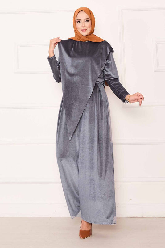 بدلة مخملية رمادية بتفاصيل أمامية غير متماثلة