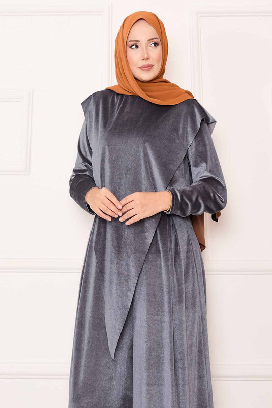 بدلة مخملية رمادية بتفاصيل أمامية غير متماثلة