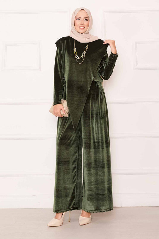 بدلة مخملية باللون الكاكي مع تفاصيل أمامية غير متماثلة