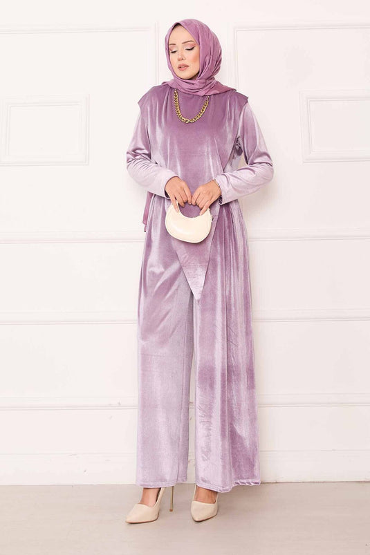 بدلة مخملية بتفاصيل أمامية غير متماثلة، أرجواني