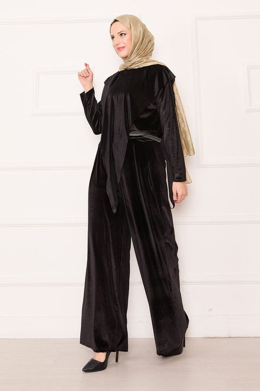 بدلة مخملية بتفاصيل أمامية غير متماثلة، باللون الأسود