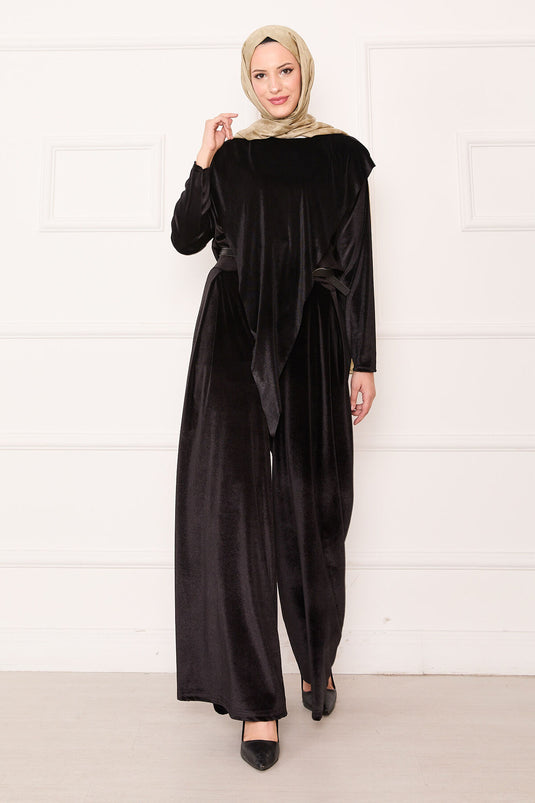 بدلة مخملية بتفاصيل أمامية غير متماثلة، باللون الأسود