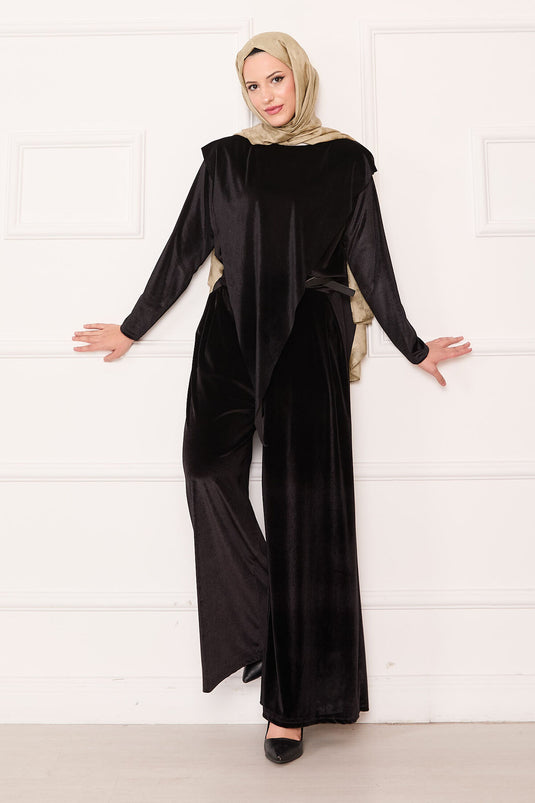 بدلة مخملية بتفاصيل أمامية غير متماثلة، باللون الأسود