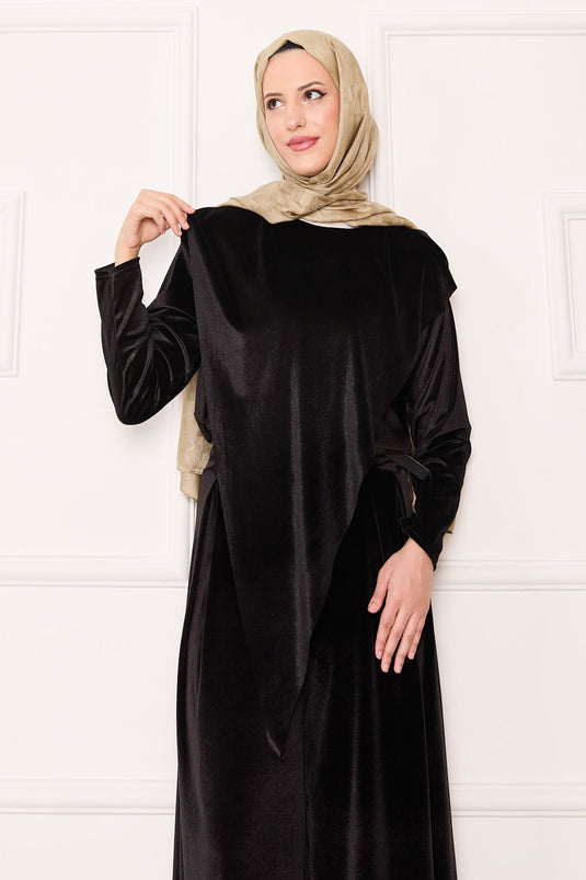 بدلة مخملية بتفاصيل أمامية غير متماثلة، باللون الأسود