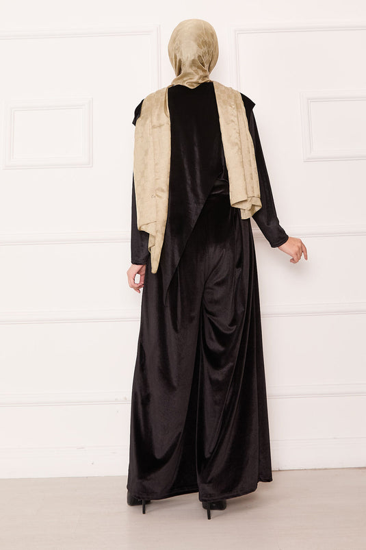 بدلة مخملية بتفاصيل أمامية غير متماثلة، باللون الأسود