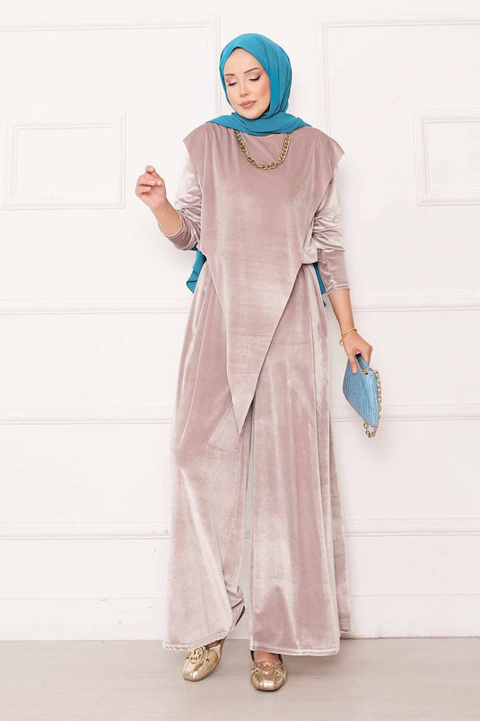 بدلة مخملية من المنك مع تفاصيل أمامية غير متماثلة