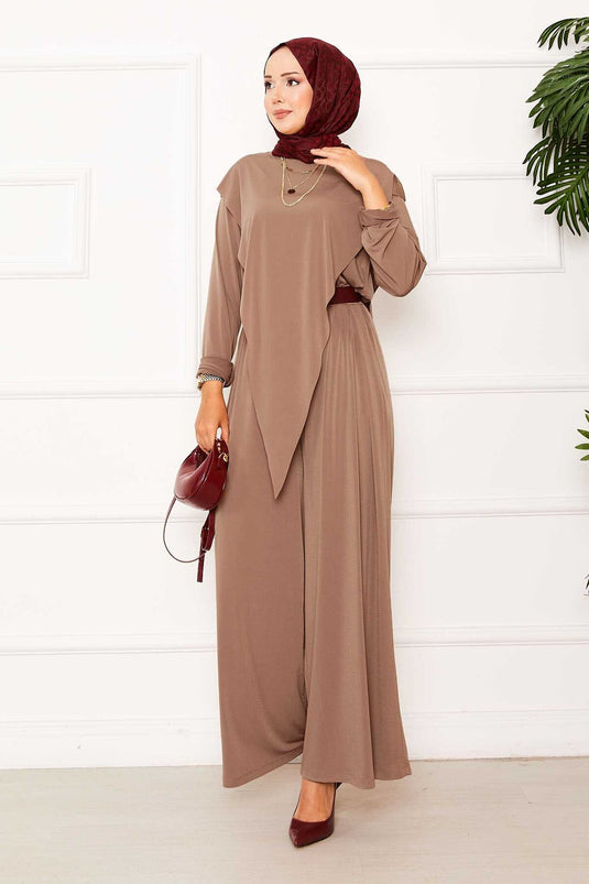 Ensemble deux pièces Sandy Camel avec détail asymétrique sur le devant