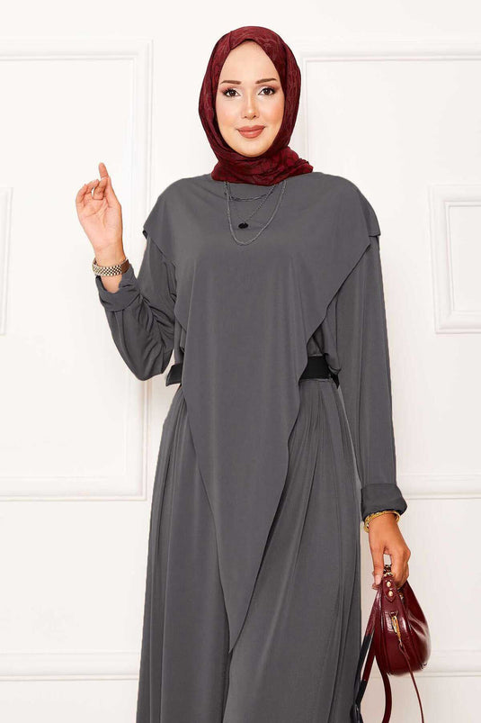 بدلة ساندي من قطعتين باللون الرمادي مع تفاصيل أمامية غير متماثلة