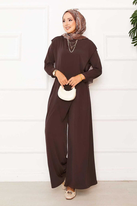 Tweedelige set in zandkleur met asymmetrisch detail aan de voorkant, donker nerts