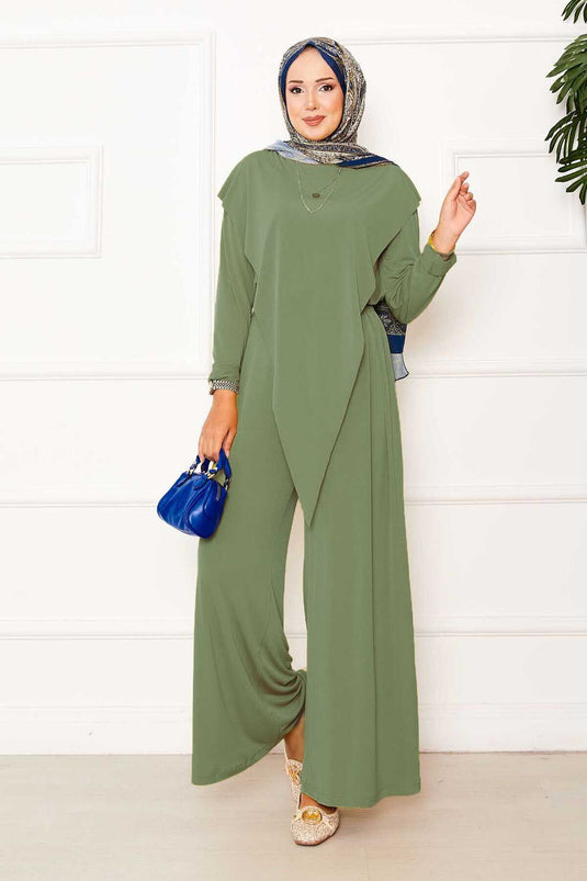 طقم ساندي من قطعتين، لون أخضر فاتح، بتفاصيل أمامية غير متماثلة