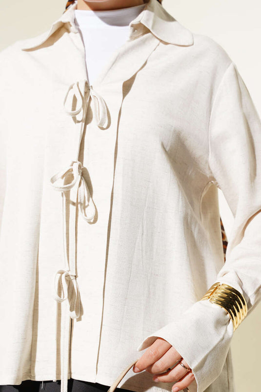 بلوزة من الكتان مع تفاصيل دانتيل في الأمام، بيج