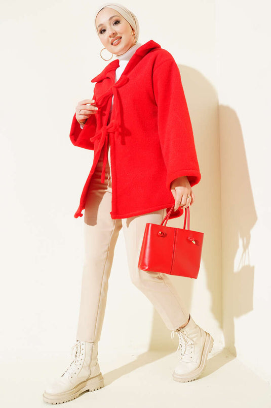 سترة من اللباد ذات أربطة أمامية حمراء