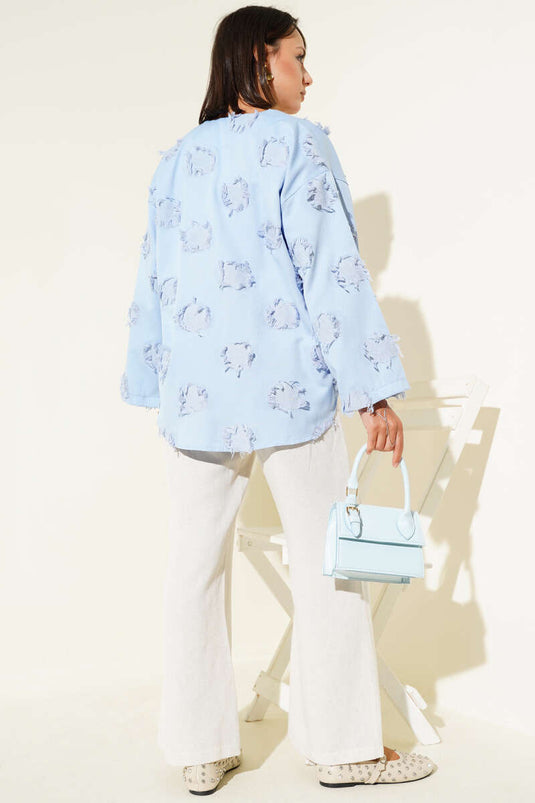 Kimono bleu à détails de pompons et dentelle sur le devant