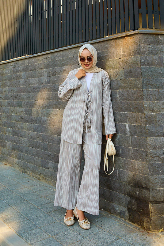 Ensemble deux pièces kimono gris avec détails noués sur le devant