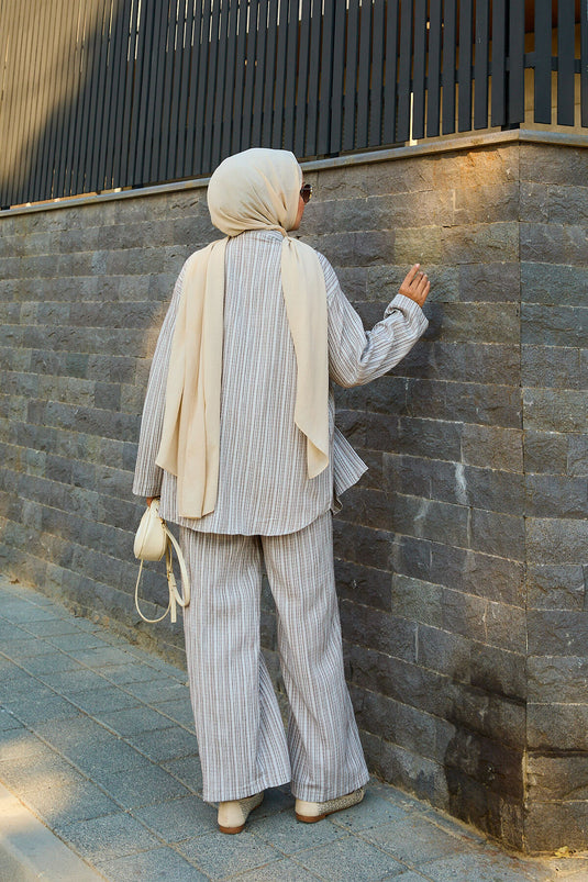 Ensemble deux pièces kimono gris avec détails noués sur le devant