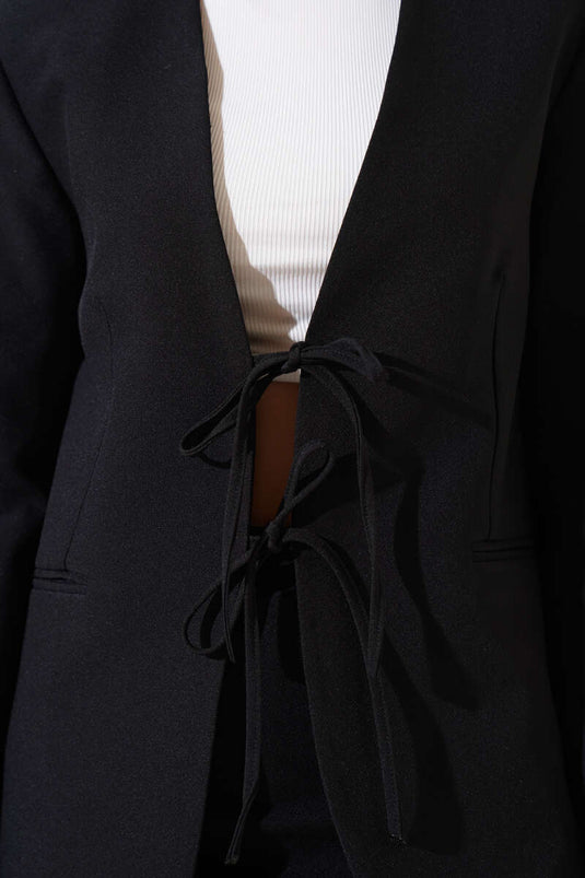 Veste noire doublée à nouer sur le devant