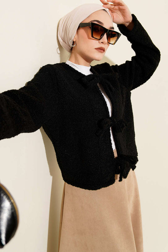 Kimono court en bouclé noir à nouer sur le devant.