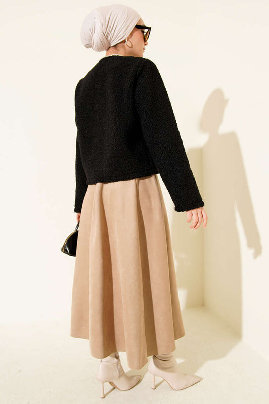 Kimono court en bouclé noir à nouer sur le devant.