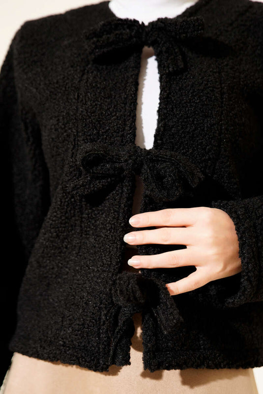 Kimono court en bouclé noir à nouer sur le devant.