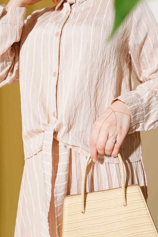 Traje de falda de rayas con lazo en la parte delantera en color beige