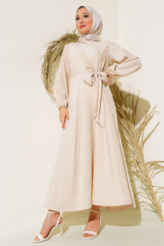 Abito con cravatta frontale in pietra