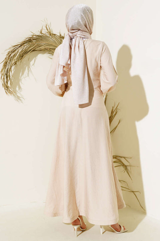 Abito con cravatta frontale in pietra