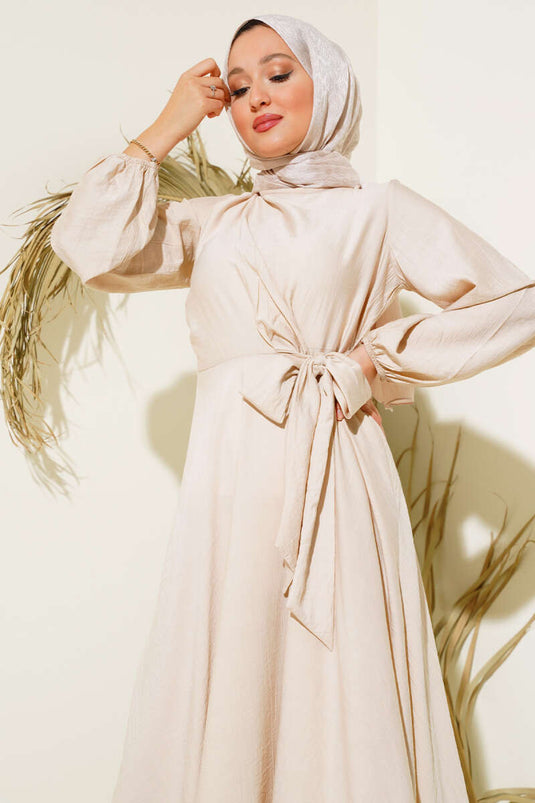 Abito con cravatta frontale in pietra