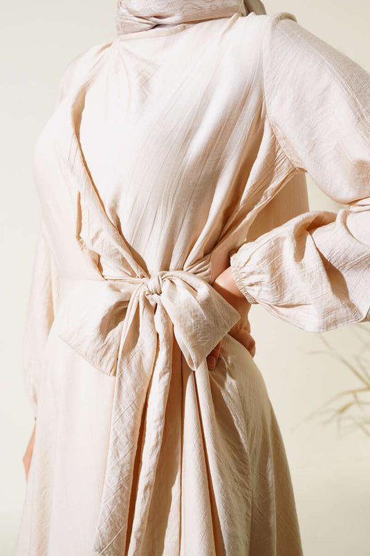 Abito con cravatta frontale in pietra