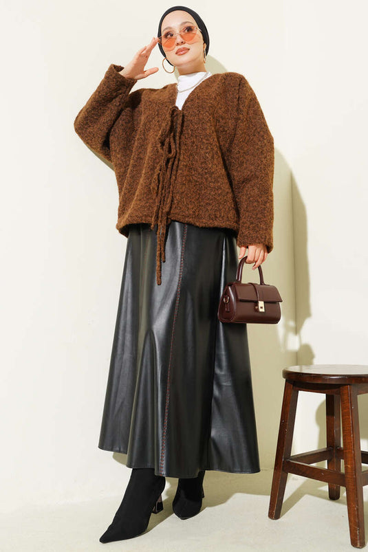 سترة قصيرة من اللباد مربوطة من الأمام باللون البني