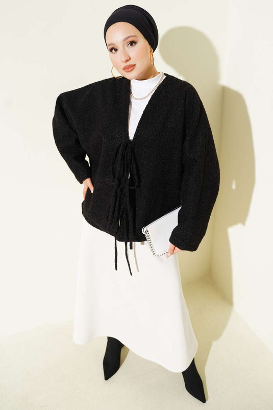 سترة قصيرة من اللباد مربوطة من الأمام باللون الأسود