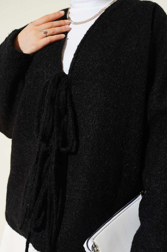 سترة قصيرة من اللباد مربوطة من الأمام باللون الأسود