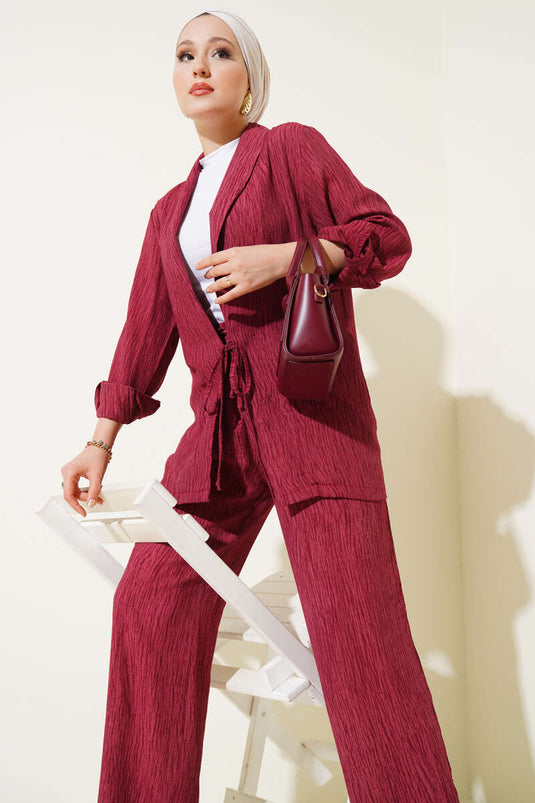 Costume deux pièces croisé avec cravate sur le devant, bordeaux