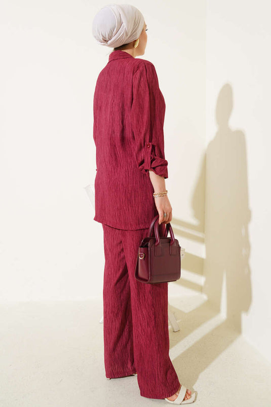 Costume deux pièces croisé avec cravate sur le devant, bordeaux