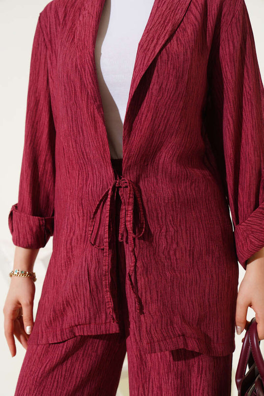 Costume deux pièces croisé avec cravate sur le devant, bordeaux