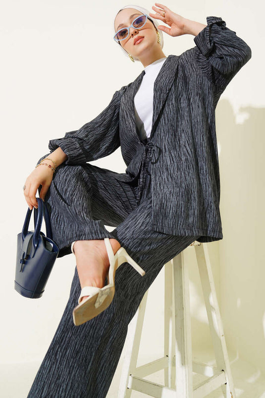 بدلة مكونة من قطعتين ذات صدر مزدوج وربطة أمامية باللون الدخاني