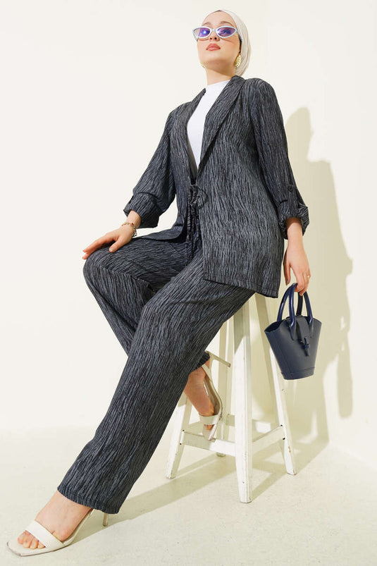 بدلة مكونة من قطعتين ذات صدر مزدوج وربطة أمامية باللون الدخاني